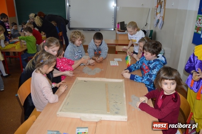 Zdjęcie w galerii na portalu naszraciborz.pl: Spotkanie w zaczarowanej krainie w Szkole Podstawowej nr 4 wiadomości z regionu