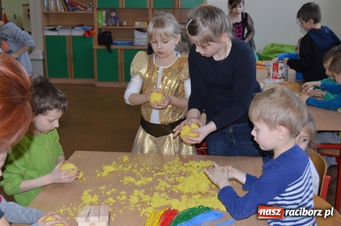 Zdjęcie w galerii na portalu naszraciborz.pl: Spotkanie w zaczarowanej krainie w Szkole Podstawowej nr 4 wiadomości z regionu
