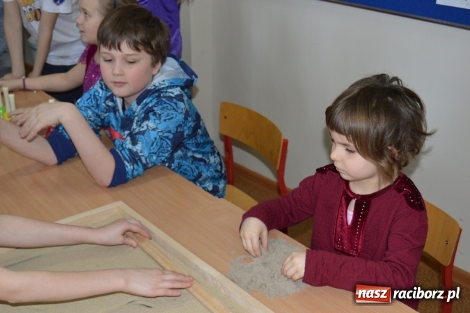 Zdjęcie w galerii na portalu naszraciborz.pl: Spotkanie w zaczarowanej krainie w Szkole Podstawowej nr 4 wiadomości z regionu
