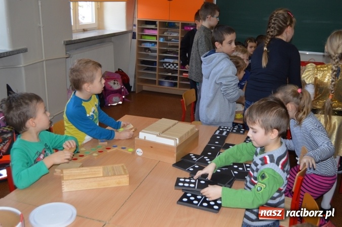 Zdjęcie w galerii na portalu naszraciborz.pl: Spotkanie w zaczarowanej krainie w Szkole Podstawowej nr 4 wiadomości z regionu