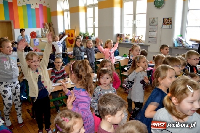 Zdjęcie w galerii na portalu naszraciborz.pl: Spotkanie w zaczarowanej krainie w Szkole Podstawowej nr 4 wiadomości z regionu