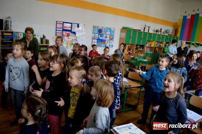 Zdjęcie w galerii na portalu naszraciborz.pl: Spotkanie w zaczarowanej krainie w Szkole Podstawowej nr 4 wiadomości z regionu