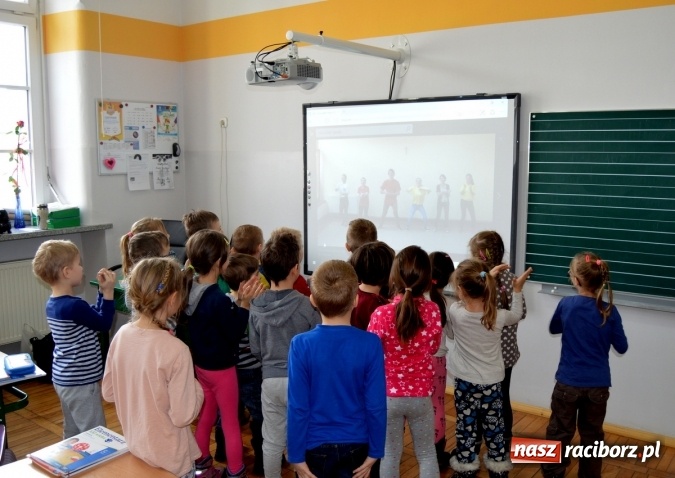 Zdjęcie w galerii na portalu naszraciborz.pl: Spotkanie w zaczarowanej krainie w Szkole Podstawowej nr 4 wiadomości z regionu