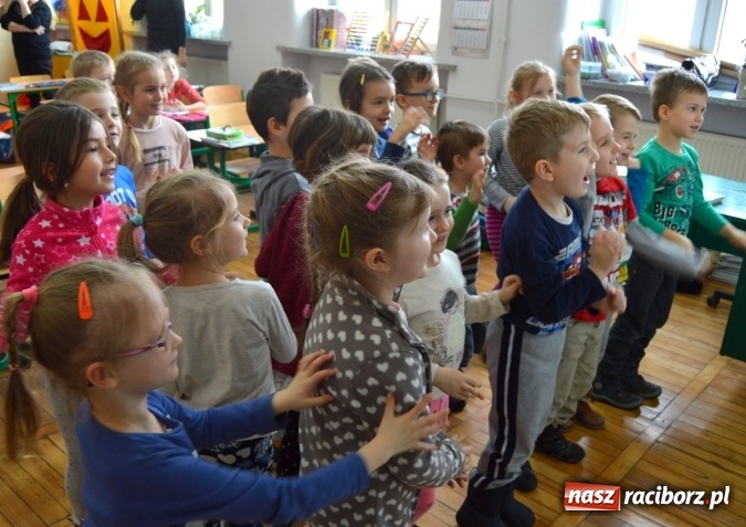 Zdjęcie w galerii na portalu naszraciborz.pl: Spotkanie w zaczarowanej krainie w Szkole Podstawowej nr 4 wiadomości z regionu