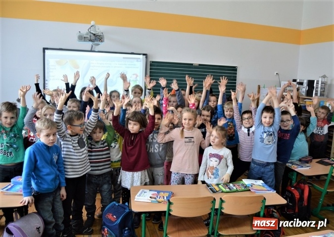 Zdjęcie w galerii na portalu naszraciborz.pl: Spotkanie w zaczarowanej krainie w Szkole Podstawowej nr 4 wiadomości z regionu
