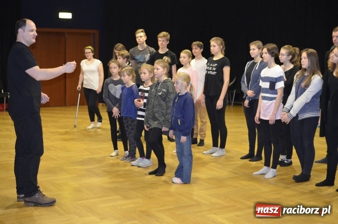 Zdjęcie w galerii na portalu naszraciborz.pl: Warsztaty z mowy ciała z Ireneuszem Krosnym  wiadomości z regionu