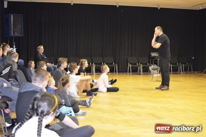 Zdjęcie w galerii na portalu naszraciborz.pl: Warsztaty z mowy ciała z Ireneuszem Krosnym  wiadomości z regionu