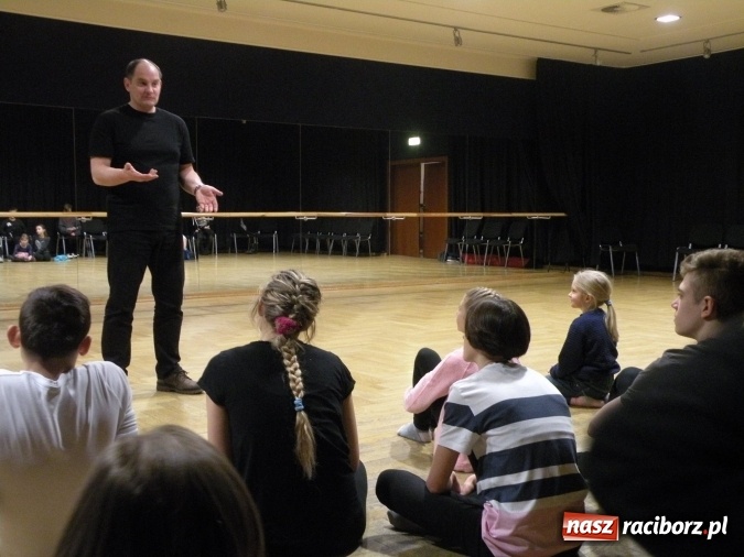 Zdjęcie w galerii na portalu naszraciborz.pl: Warsztaty z mowy ciała z Ireneuszem Krosnym  wiadomości z regionu