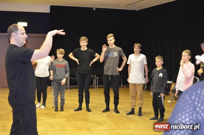 Zdjęcie w galerii na portalu naszraciborz.pl: Warsztaty z mowy ciała z Ireneuszem Krosnym  wiadomości z regionu