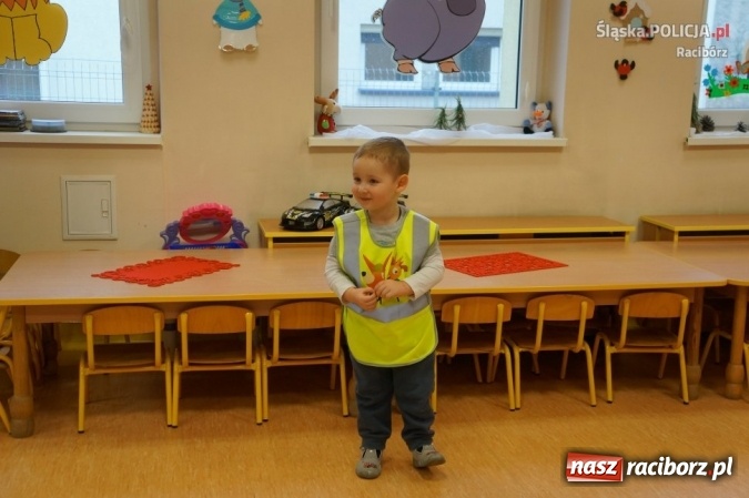 Zdjęcie w galerii na portalu naszraciborz.pl: Mundurowi z wizytą w żłobku wiadomości z regionu