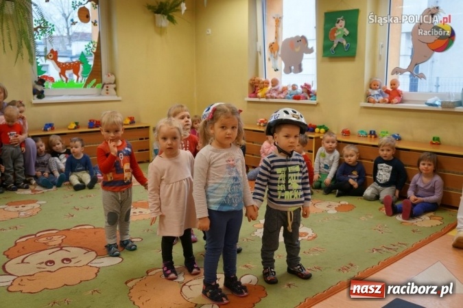 Zdjęcie w galerii na portalu naszraciborz.pl: Mundurowi z wizytą w żłobku wiadomości z regionu