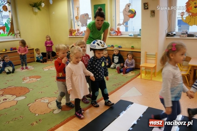 Zdjęcie w galerii na portalu naszraciborz.pl: Mundurowi z wizytą w żłobku wiadomości z regionu