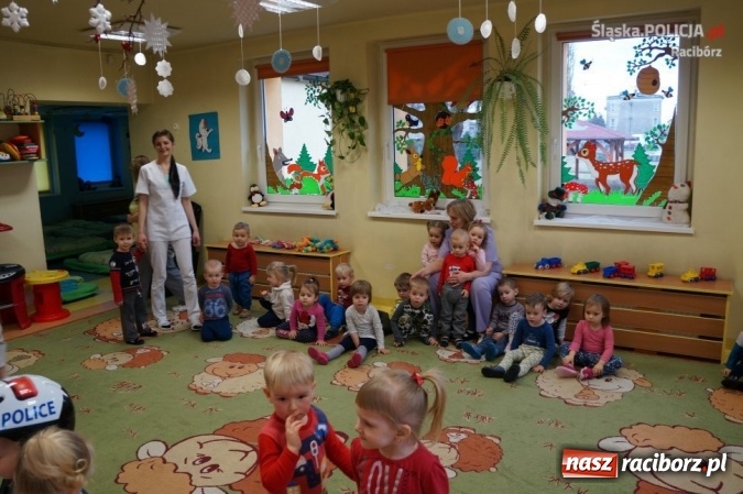 Zdjęcie w galerii na portalu naszraciborz.pl: Mundurowi z wizytą w żłobku wiadomości z regionu