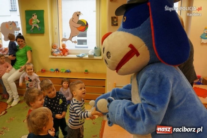 Zdjęcie w galerii na portalu naszraciborz.pl: Mundurowi z wizytą w żłobku wiadomości z regionu