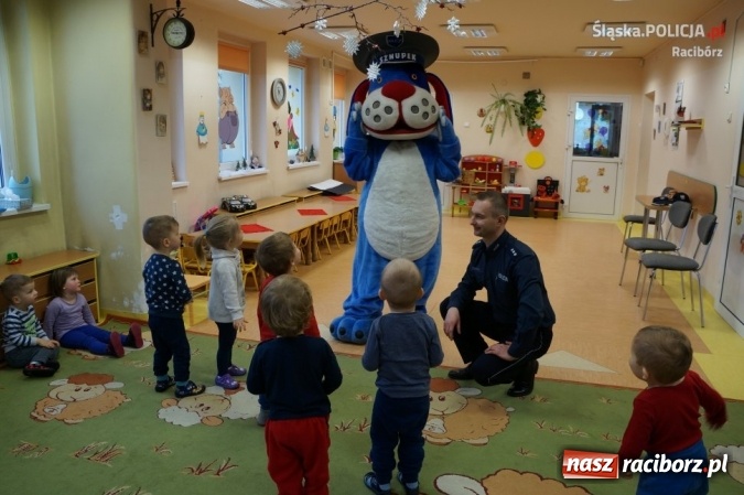 Zdjęcie w galerii na portalu naszraciborz.pl: Mundurowi z wizytą w żłobku wiadomości z regionu