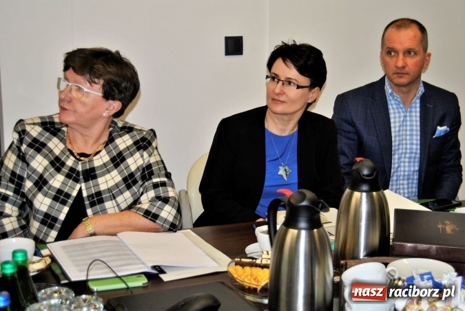 Zdjęcie w galerii na portalu naszraciborz.pl: Powiatowa Rada Rynku Pracy obradowała w Eko-Oknach wiadomości z regionu