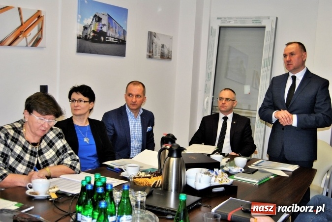 Zdjęcie w galerii na portalu naszraciborz.pl: Powiatowa Rada Rynku Pracy obradowała w Eko-Oknach wiadomości z regionu