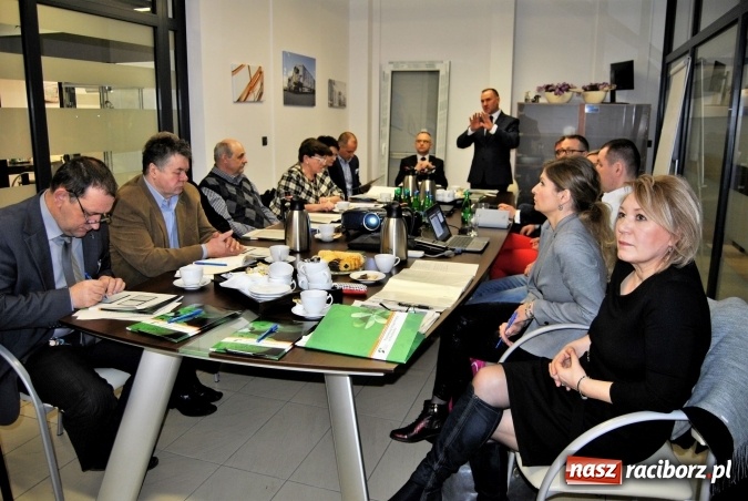 Zdjęcie w galerii na portalu naszraciborz.pl: Powiatowa Rada Rynku Pracy obradowała w Eko-Oknach wiadomości z regionu