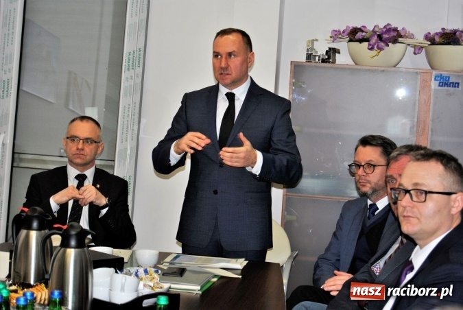 Zdjęcie w galerii na portalu naszraciborz.pl: Powiatowa Rada Rynku Pracy obradowała w Eko-Oknach wiadomości z regionu