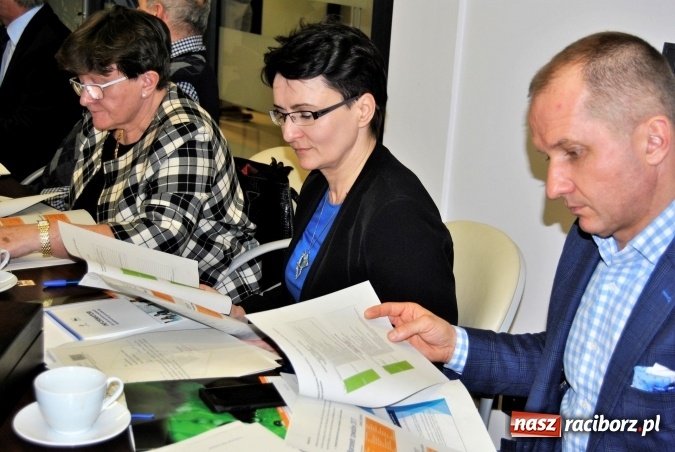 Zdjęcie w galerii na portalu naszraciborz.pl: Powiatowa Rada Rynku Pracy obradowała w Eko-Oknach wiadomości z regionu