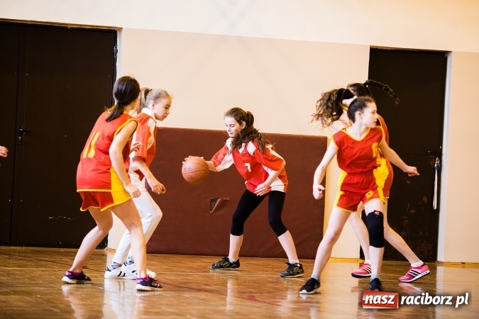 Zdjęcie w galerii na portalu naszraciborz.pl: Kolejne mecze koszykówki w ramach ligi szkolnej szkół podstawowych wiadomości z regionu