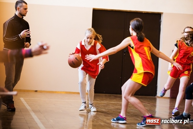 Zdjęcie w galerii na portalu naszraciborz.pl: Kolejne mecze koszykówki w ramach ligi szkolnej szkół podstawowych wiadomości z regionu