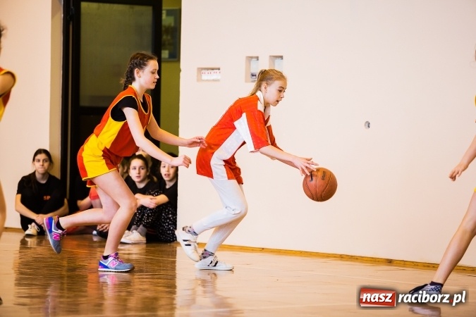 Zdjęcie w galerii na portalu naszraciborz.pl: Kolejne mecze koszykówki w ramach ligi szkolnej szkół podstawowych wiadomości z regionu