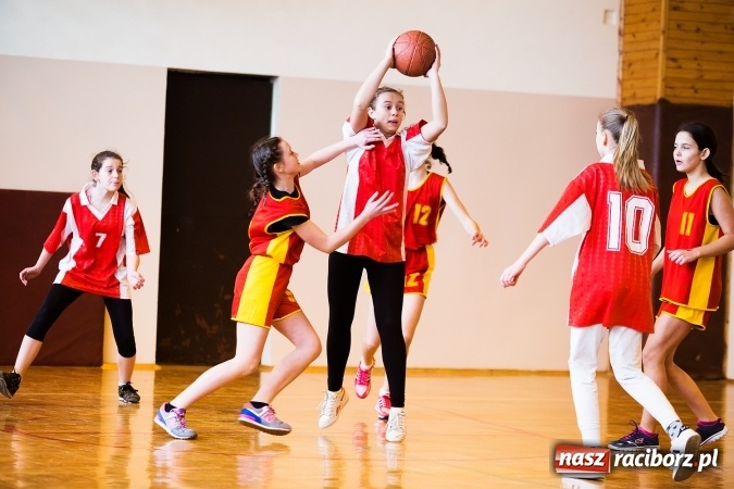 Zdjęcie w galerii na portalu naszraciborz.pl: Kolejne mecze koszykówki w ramach ligi szkolnej szkół podstawowych wiadomości z regionu