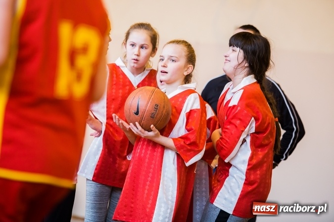 Zdjęcie w galerii na portalu naszraciborz.pl: Kolejne mecze koszykówki w ramach ligi szkolnej szkół podstawowych wiadomości z regionu