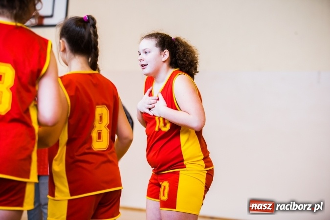 Zdjęcie w galerii na portalu naszraciborz.pl: Kolejne mecze koszykówki w ramach ligi szkolnej szkół podstawowych wiadomości z regionu