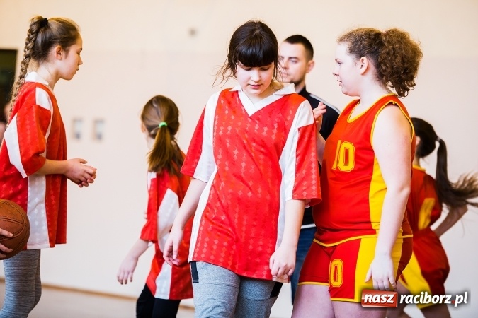 Zdjęcie w galerii na portalu naszraciborz.pl: Kolejne mecze koszykówki w ramach ligi szkolnej szkół podstawowych wiadomości z regionu