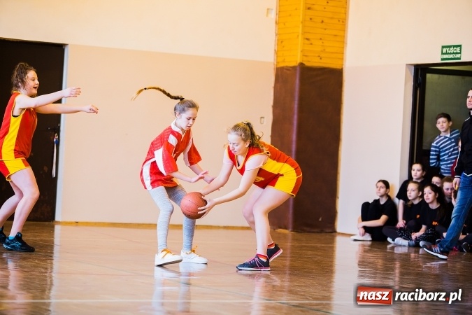 Zdjęcie w galerii na portalu naszraciborz.pl: Kolejne mecze koszykówki w ramach ligi szkolnej szkół podstawowych wiadomości z regionu
