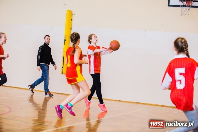 Zdjęcie w galerii na portalu naszraciborz.pl: Kolejne mecze koszykówki w ramach ligi szkolnej szkół podstawowych wiadomości z regionu