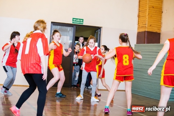 Zdjęcie w galerii na portalu naszraciborz.pl: Kolejne mecze koszykówki w ramach ligi szkolnej szkół podstawowych wiadomości z regionu