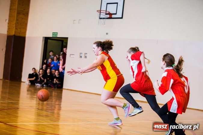 Zdjęcie w galerii na portalu naszraciborz.pl: Kolejne mecze koszykówki w ramach ligi szkolnej szkół podstawowych wiadomości z regionu