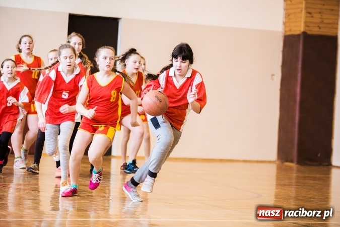 Zdjęcie w galerii na portalu naszraciborz.pl: Kolejne mecze koszykówki w ramach ligi szkolnej szkół podstawowych wiadomości z regionu