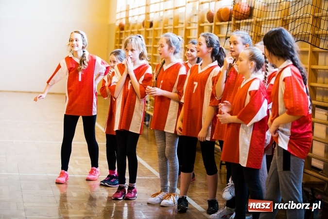 Zdjęcie w galerii na portalu naszraciborz.pl: Kolejne mecze koszykówki w ramach ligi szkolnej szkół podstawowych wiadomości z regionu