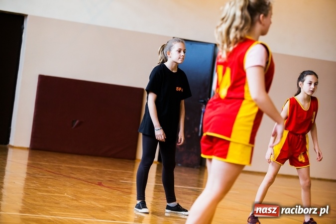 Zdjęcie w galerii na portalu naszraciborz.pl: Kolejne mecze koszykówki w ramach ligi szkolnej szkół podstawowych wiadomości z regionu