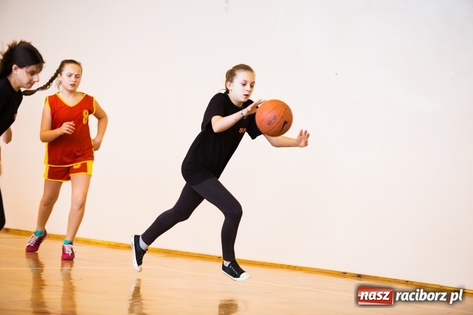 Zdjęcie w galerii na portalu naszraciborz.pl: Kolejne mecze koszykówki w ramach ligi szkolnej szkół podstawowych wiadomości z regionu