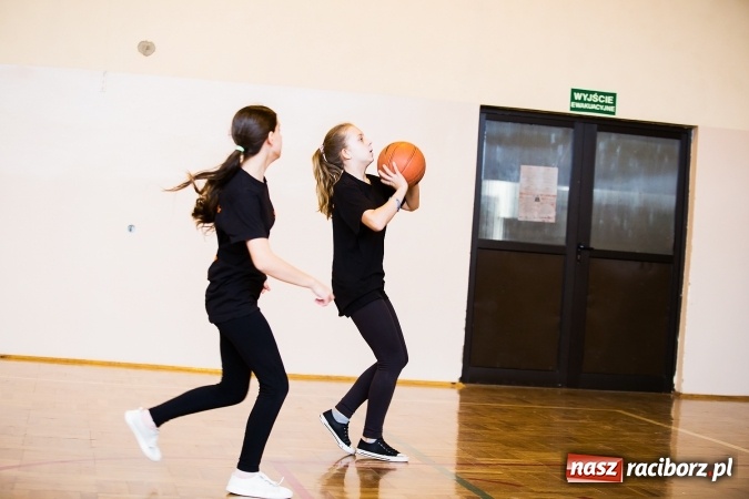 Zdjęcie w galerii na portalu naszraciborz.pl: Kolejne mecze koszykówki w ramach ligi szkolnej szkół podstawowych wiadomości z regionu