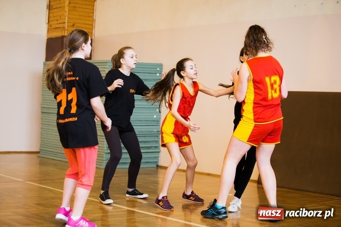 Zdjęcie w galerii na portalu naszraciborz.pl: Kolejne mecze koszykówki w ramach ligi szkolnej szkół podstawowych wiadomości z regionu