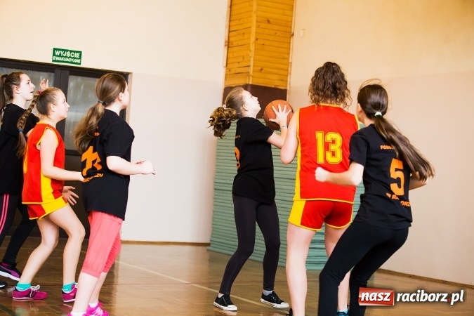 Zdjęcie w galerii na portalu naszraciborz.pl: Kolejne mecze koszykówki w ramach ligi szkolnej szkół podstawowych wiadomości z regionu