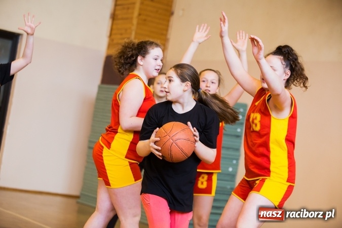 Zdjęcie w galerii na portalu naszraciborz.pl: Kolejne mecze koszykówki w ramach ligi szkolnej szkół podstawowych wiadomości z regionu