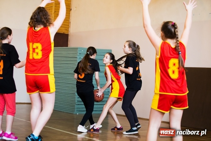Zdjęcie w galerii na portalu naszraciborz.pl: Kolejne mecze koszykówki w ramach ligi szkolnej szkół podstawowych wiadomości z regionu