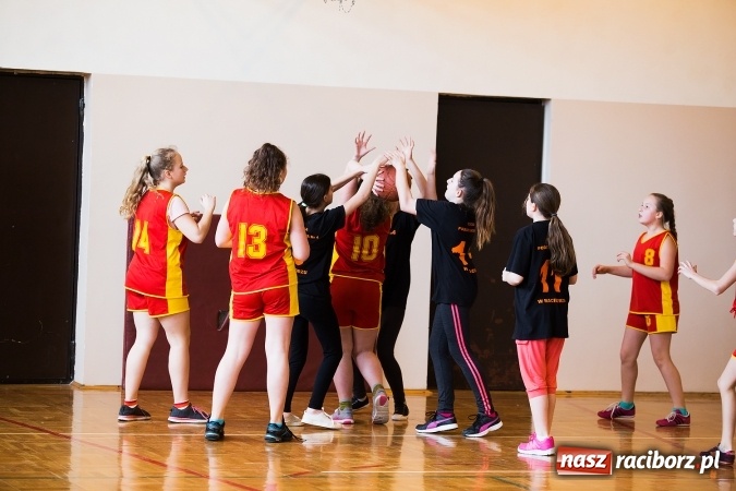 Zdjęcie w galerii na portalu naszraciborz.pl: Kolejne mecze koszykówki w ramach ligi szkolnej szkół podstawowych wiadomości z regionu