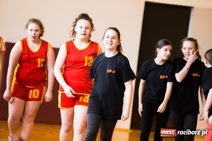 Zdjęcie w galerii na portalu naszraciborz.pl: Kolejne mecze koszykówki w ramach ligi szkolnej szkół podstawowych wiadomości z regionu