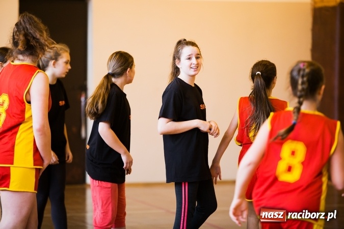Zdjęcie w galerii na portalu naszraciborz.pl: Kolejne mecze koszykówki w ramach ligi szkolnej szkół podstawowych wiadomości z regionu