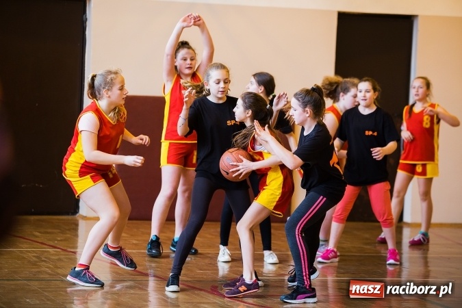 Zdjęcie w galerii na portalu naszraciborz.pl: Kolejne mecze koszykówki w ramach ligi szkolnej szkół podstawowych wiadomości z regionu