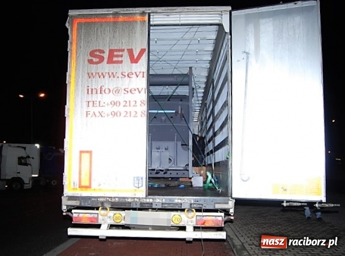 Zdjęcie w galerii na portalu naszraciborz.pl: Trzynastu cudzoziemców ujawniono w ciężarówce na autostradzie A4  wiadomości z regionu