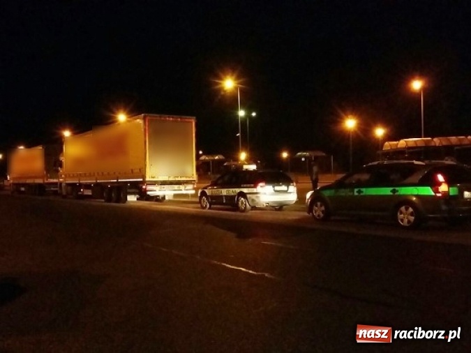Zdjęcie w galerii na portalu naszraciborz.pl: Trzynastu cudzoziemców ujawniono w ciężarówce na autostradzie A4  wiadomości z regionu